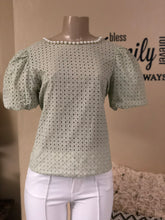 JE3030 Short Sleeves Pearl Neck Details