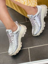 TEXTURIZED SILVER SNEAKER 1201-09